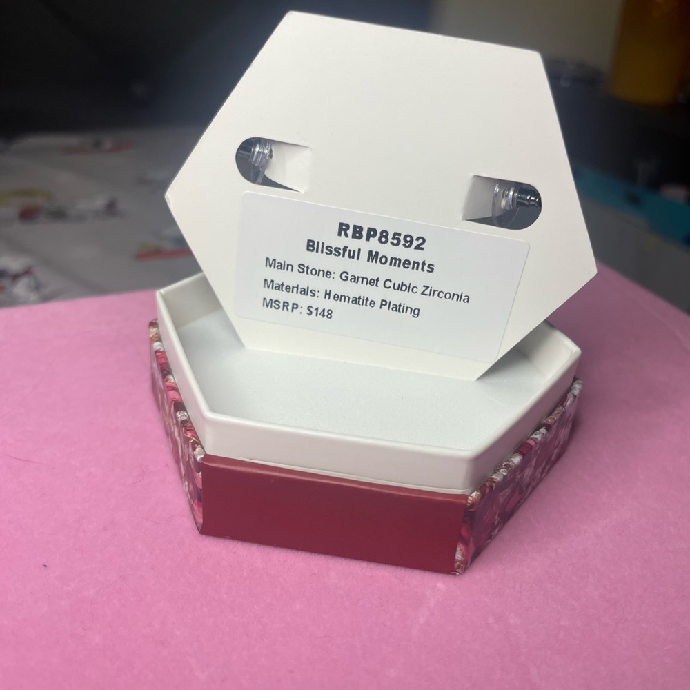 Earring bundle - Picture 8 of 8